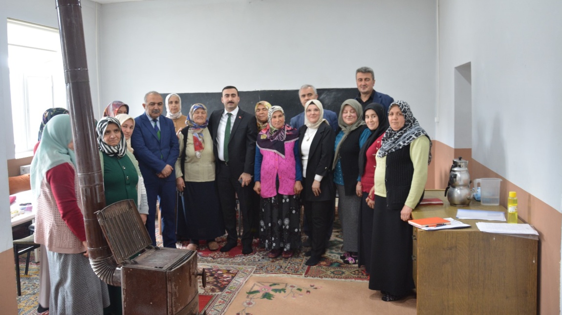İlçe Kaymakamımız Sayın Erkan ŞAHİN, Sipahiler Köy ve Yaşam Merkezinde Açılan Geleneksel El Nakışları Kursumuzu Ziyaret Etti.